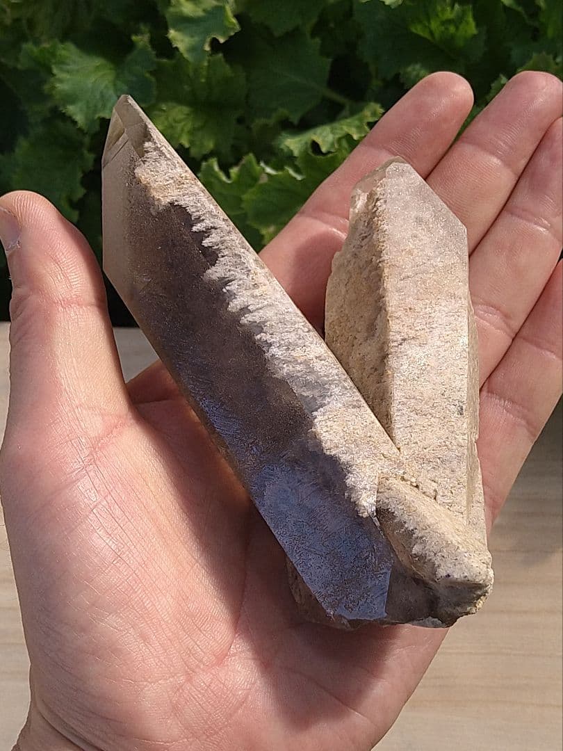 ガーデンクォーツ　原石　Ｖ型ポイント　クラスター　台座付き　水晶