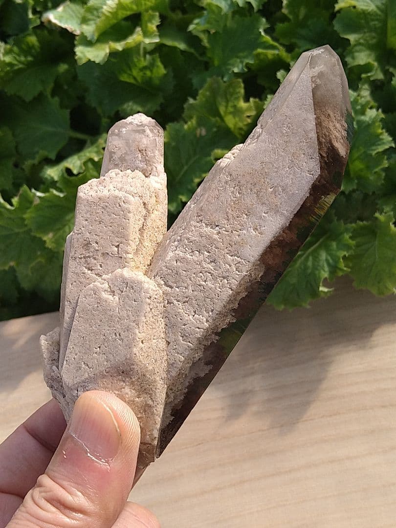 ガーデンクォーツ　原石　Ｖ型ポイント　クラスター　台座付き　水晶