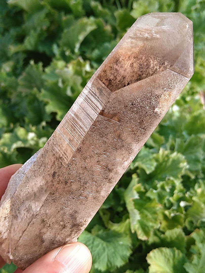 ガーデンクォーツ　原石　Ｖ型ポイント　クラスター　台座付き　水晶