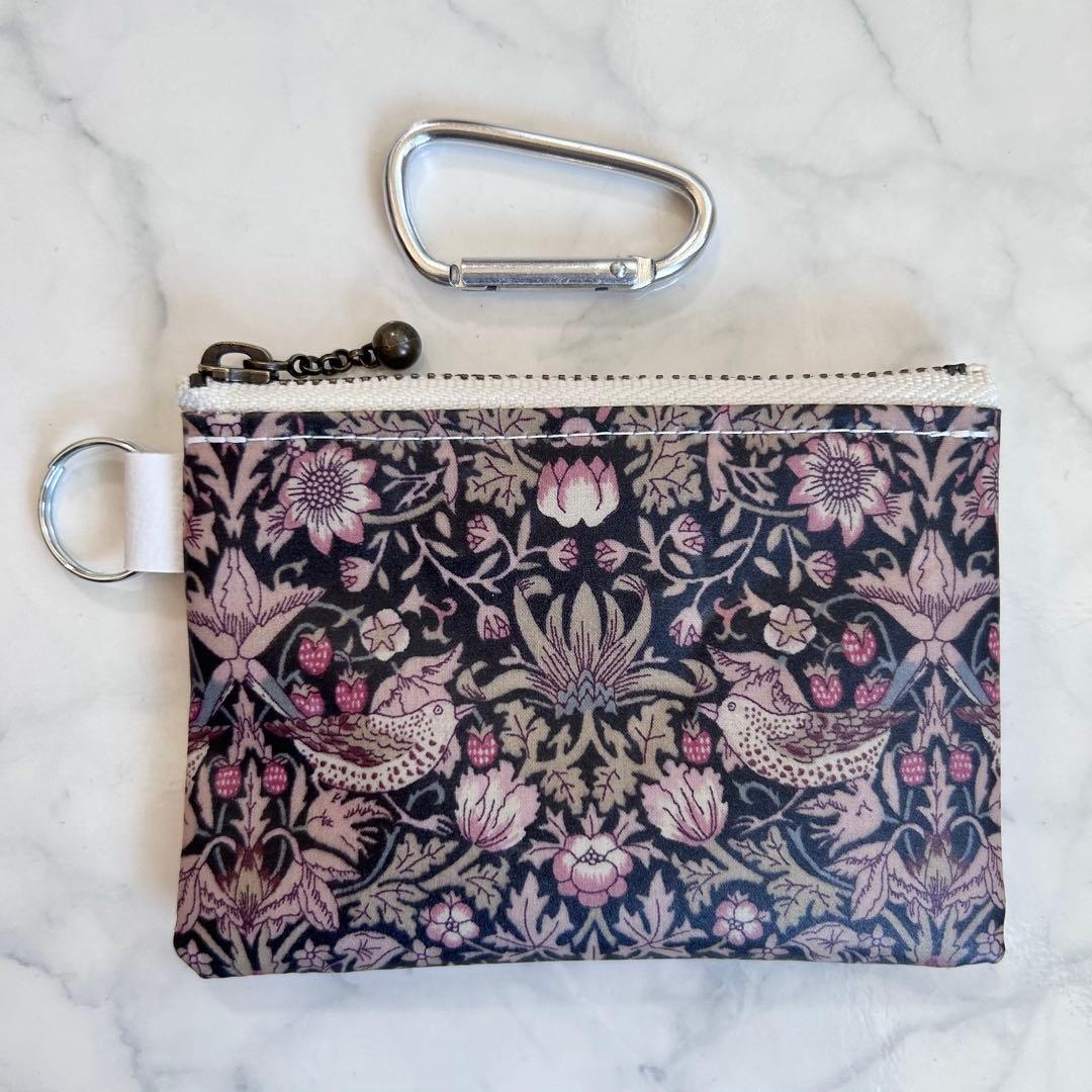 リバティ　ストロベリーシーフ　ピンク　いちご泥棒 カラビナポーチ　カードケース