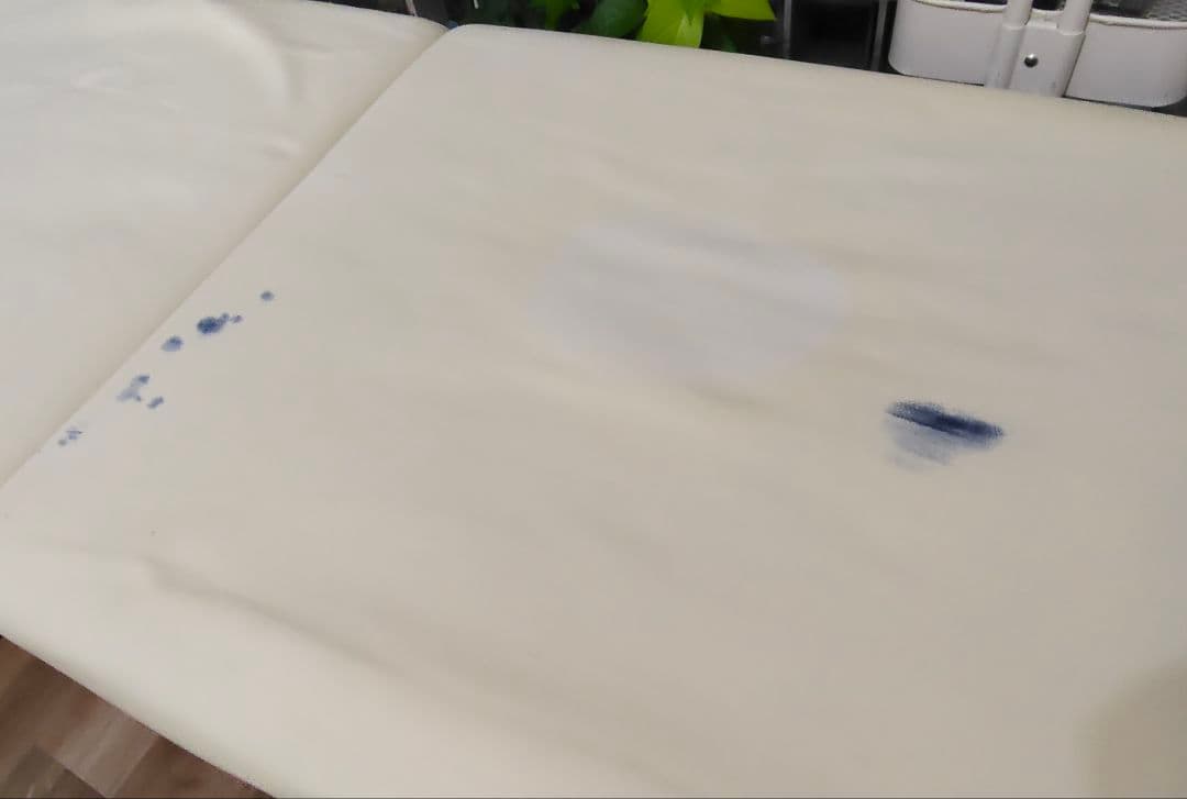 軽量　持ち運び用取っ手付き　折りたたみマッサージベッド ホワイト