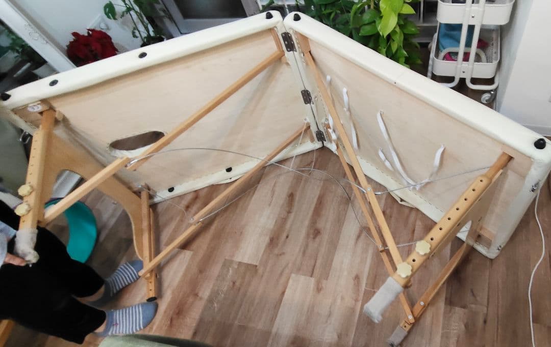 軽量　持ち運び用取っ手付き　折りたたみマッサージベッド ホワイト