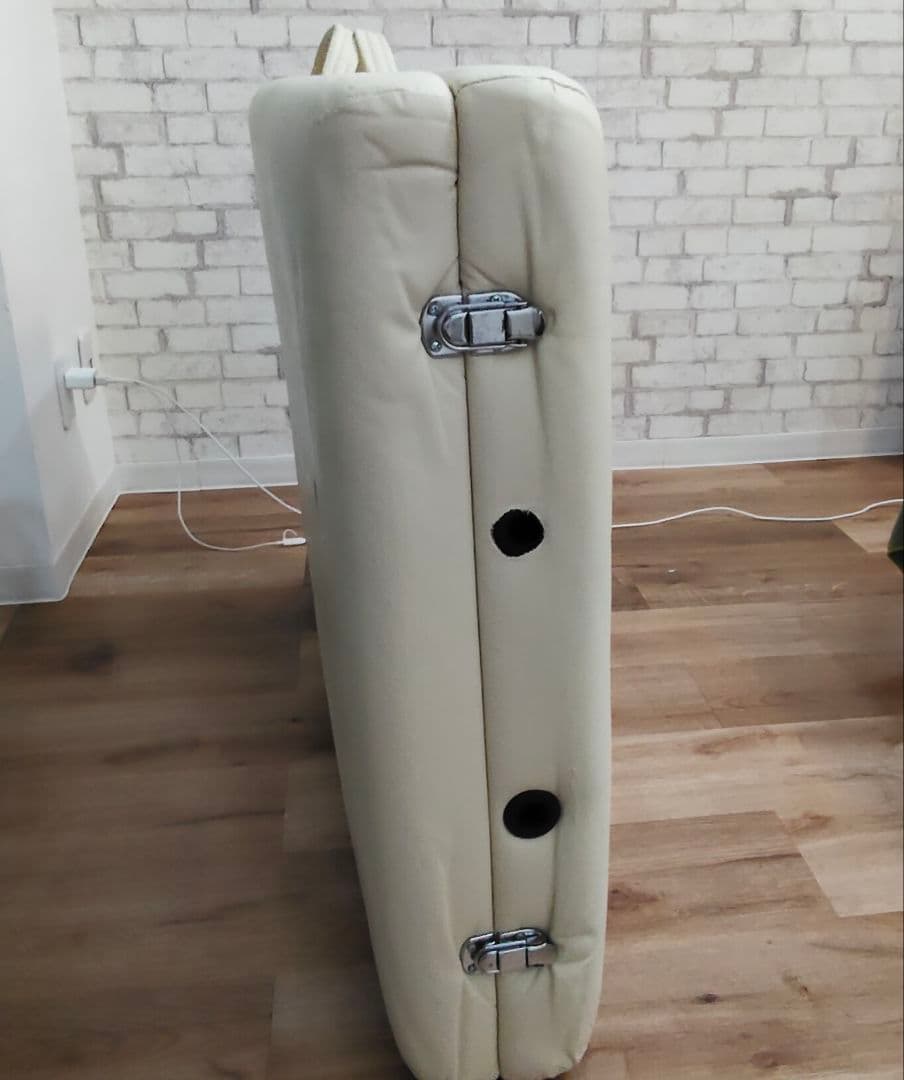 軽量　持ち運び用取っ手付き　折りたたみマッサージベッド ホワイト