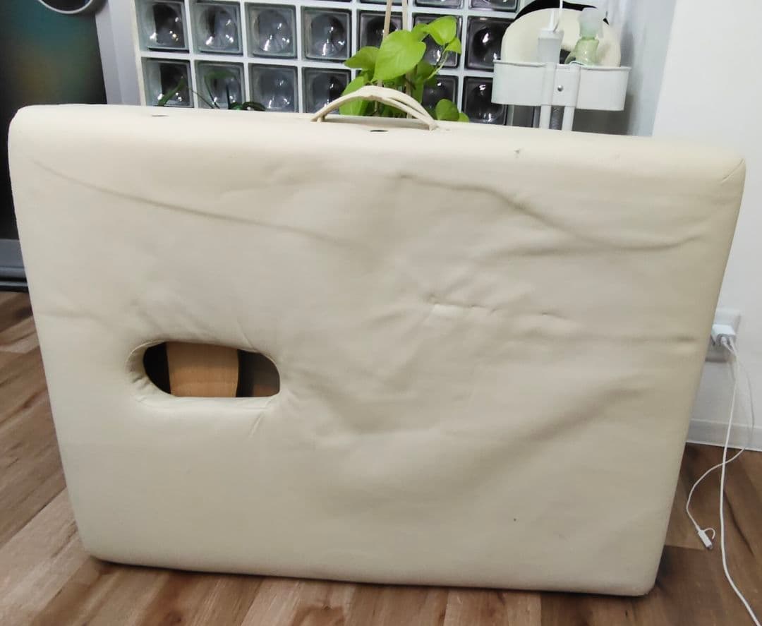 軽量　持ち運び用取っ手付き　折りたたみマッサージベッド ホワイト