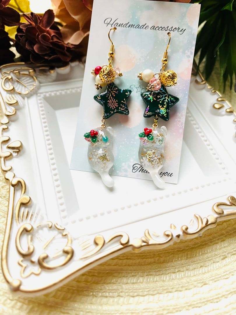 NO.196 ピアス　イヤリング　チャーム　じゃれ猫　クリスマスオリジナルビーズ