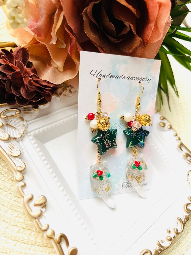 NO.196 ピアス　イヤリング　チャーム　じゃれ猫　クリスマスオリジナルビーズ