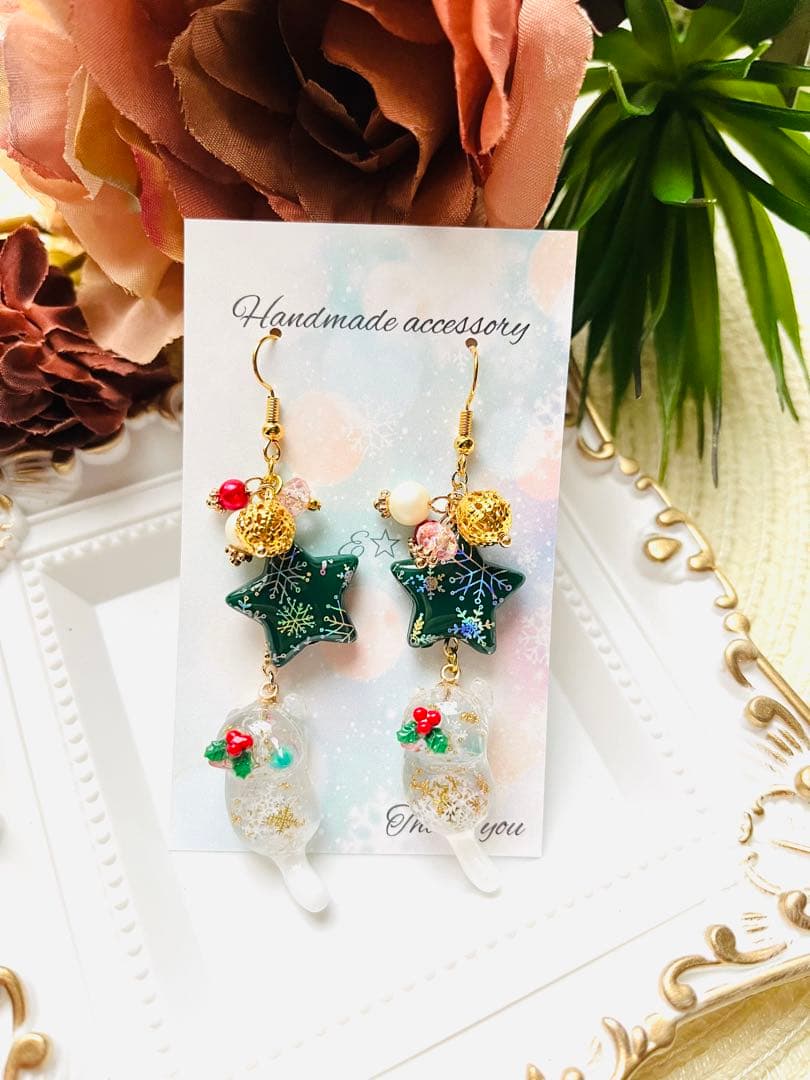 NO.196 ピアス　イヤリング　チャーム　じゃれ猫　クリスマスオリジナルビーズ