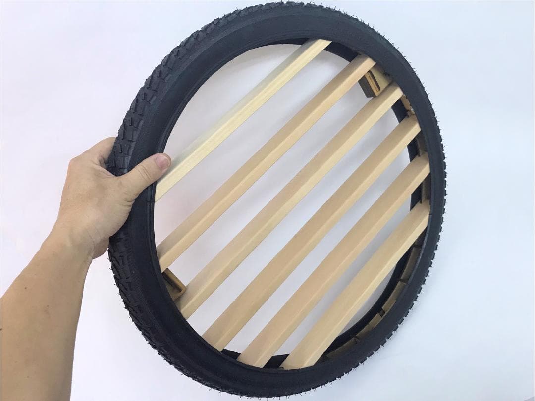 ウォールシェルフ　ディスプレイ　壁掛け　棚　自転車　タイヤ使用　ミニカー収納など