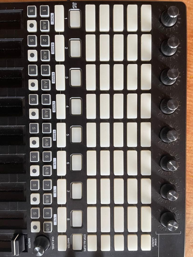 AKAI APC40 MKII コントローラー　(一部故障)