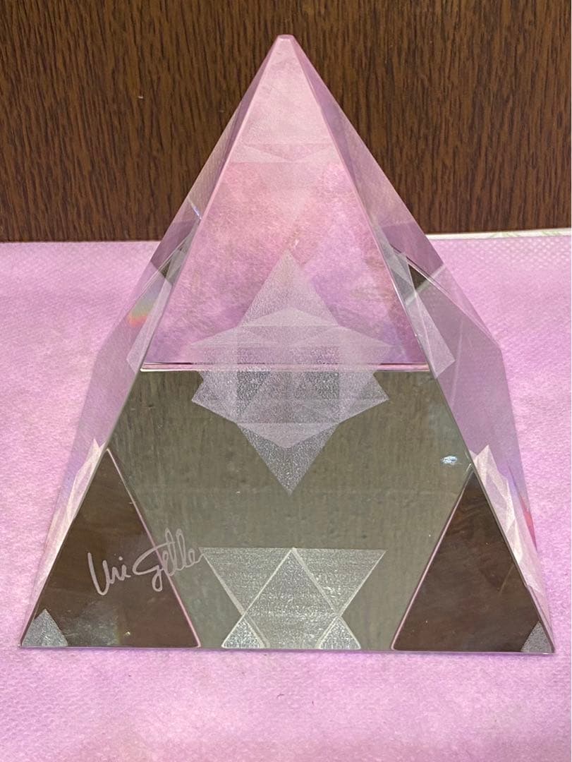 ゆりクリスタルガラスで作られた、「ユリゲラーの大富豪ピラミッド