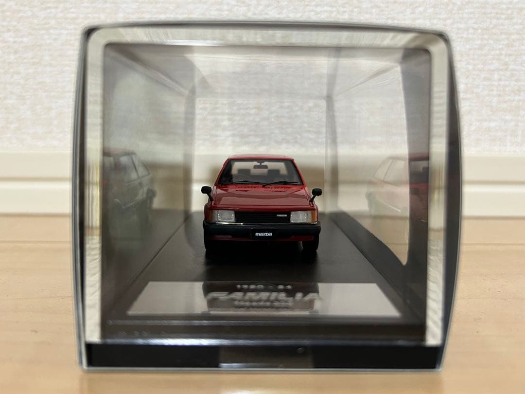Mazda familia 1/43スケールモデル 赤