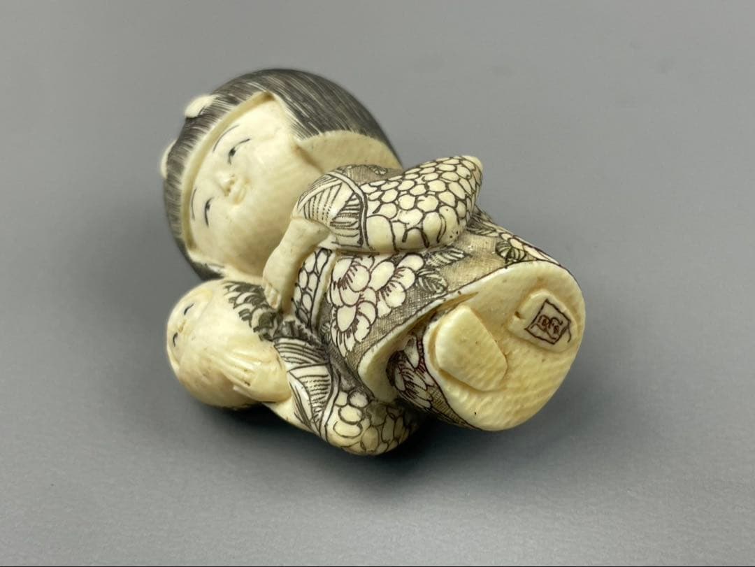 時代根付 極上細密彫り天然素材 白材 マンモス牙製 作家物 在銘