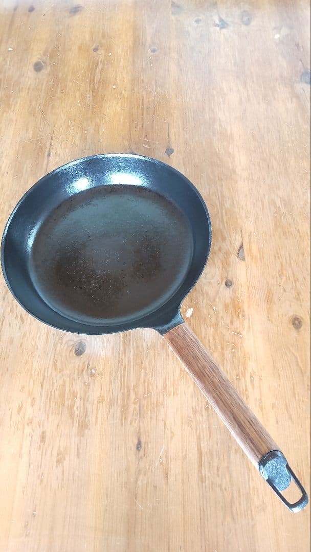 バーミキュラ　VERMICULAR 鋳鉄製フライパン 26cm 木製ハンドル