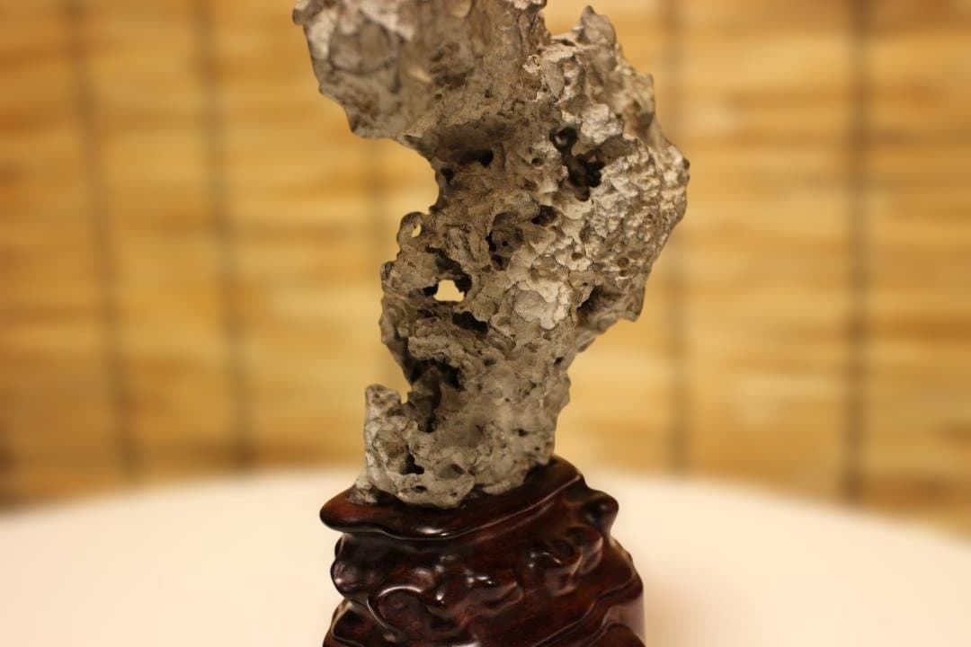 グレーの石彫刻 木製台座付き 太湖石　中国