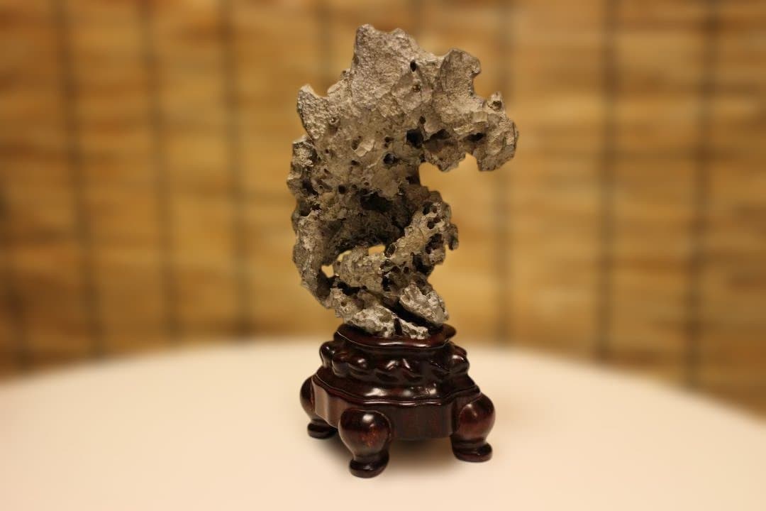 グレーの石彫刻 木製台座付き 太湖石　中国