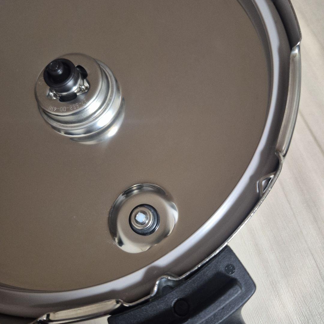 圧力鍋　フィスラー　ドイツ製　4.5㍑ 発売元　イワタニ　ほぼ新品