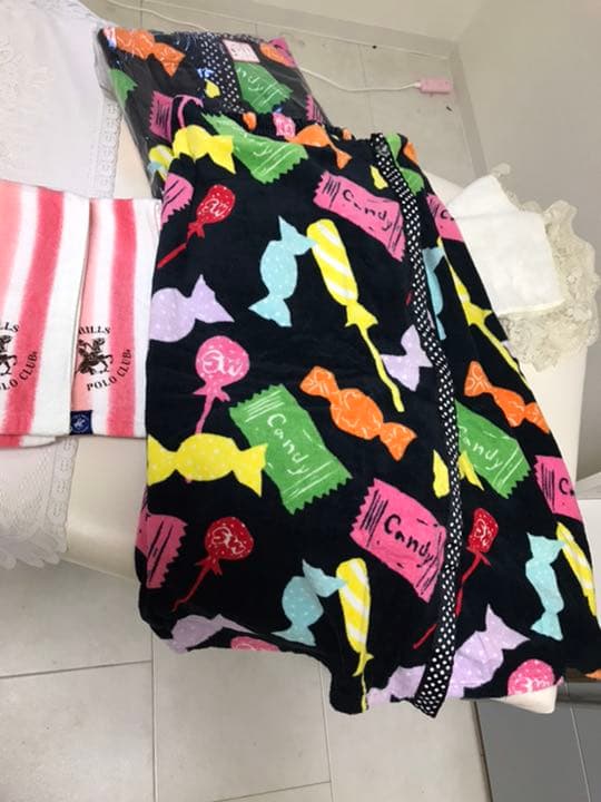 整体マッサージエステベッドと小棚その他備品