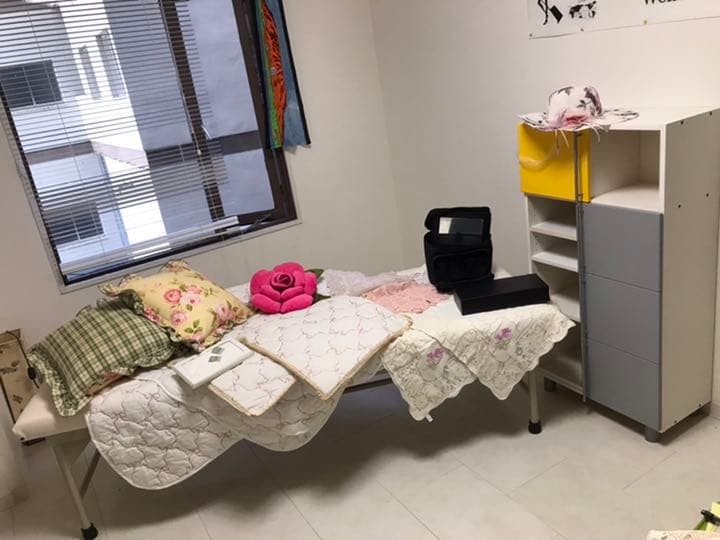 整体マッサージエステベッドと小棚その他備品