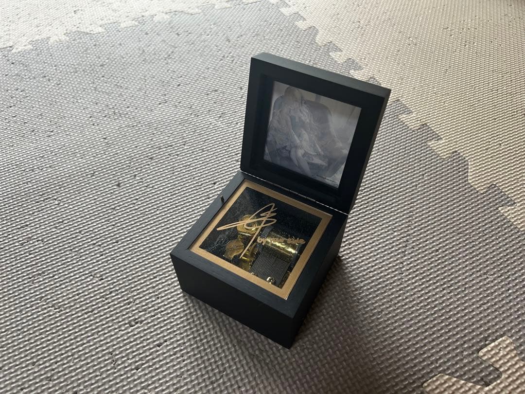 ISEKAIGUCHI サイン入りオルゴール