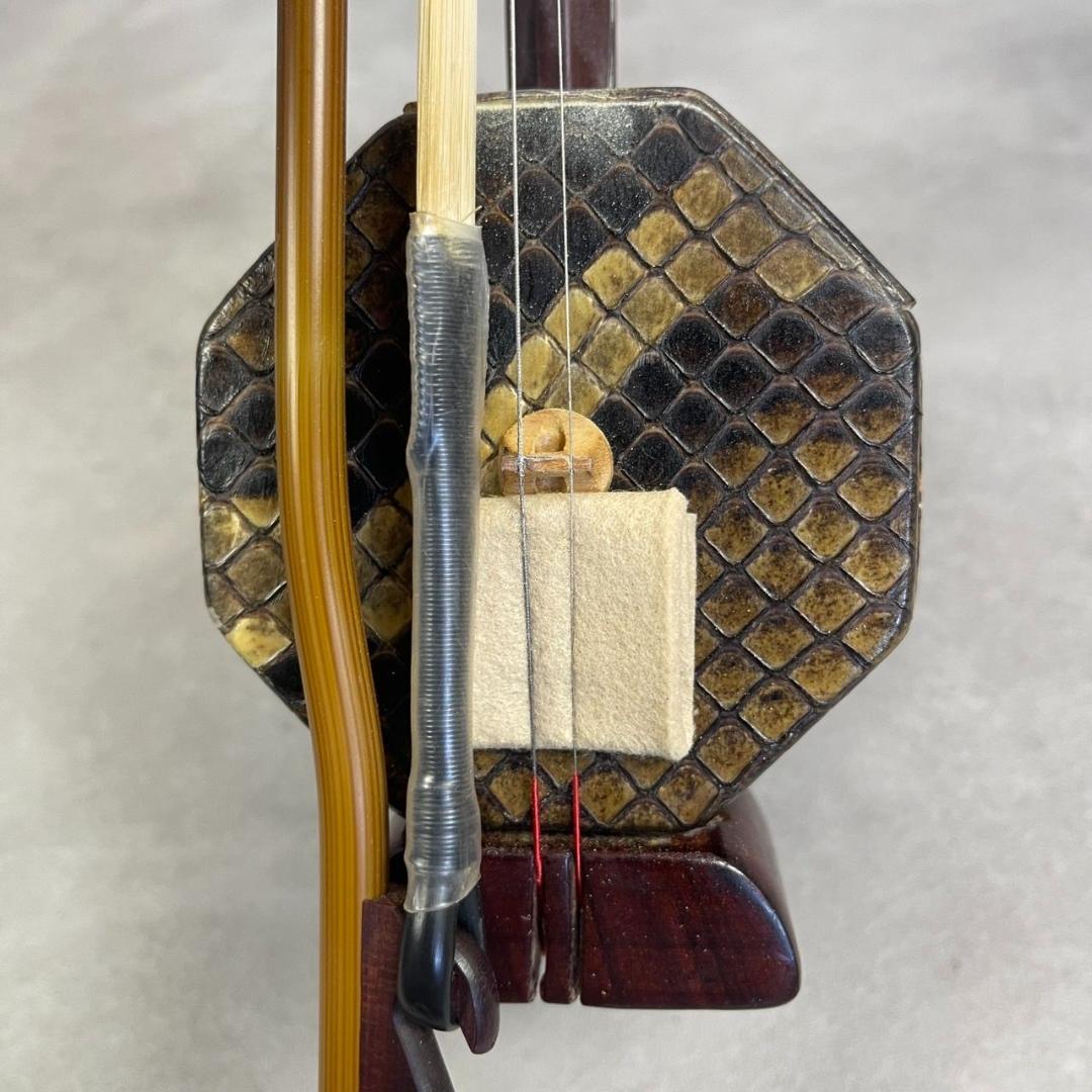 希少 万建平 製 北京二胡 天然皮 檀木精品 蛇皮 べっ甲 - メルカリ