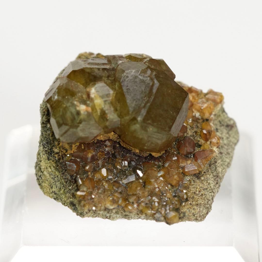 【結晶の共生】トパゾライト、ディマントイドガーネット 20×23×16mm