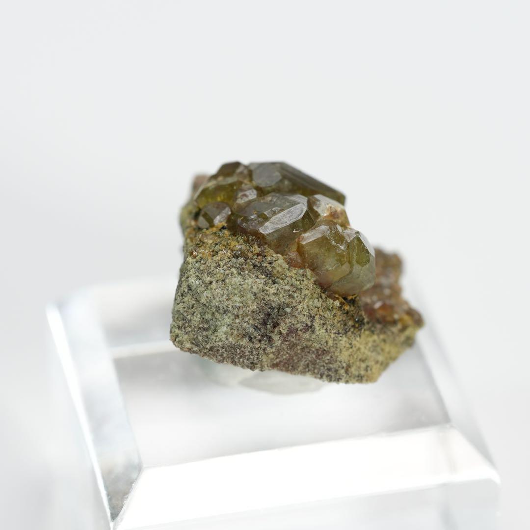 【結晶の共生】トパゾライト、ディマントイドガーネット 20×23×16mm