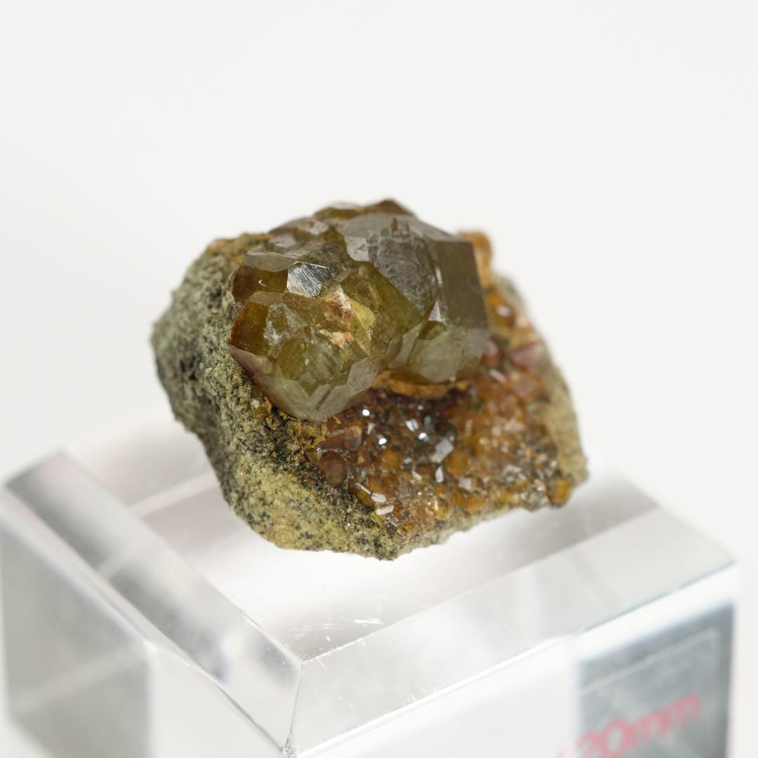 【結晶の共生】トパゾライト、ディマントイドガーネット 20×23×16mm