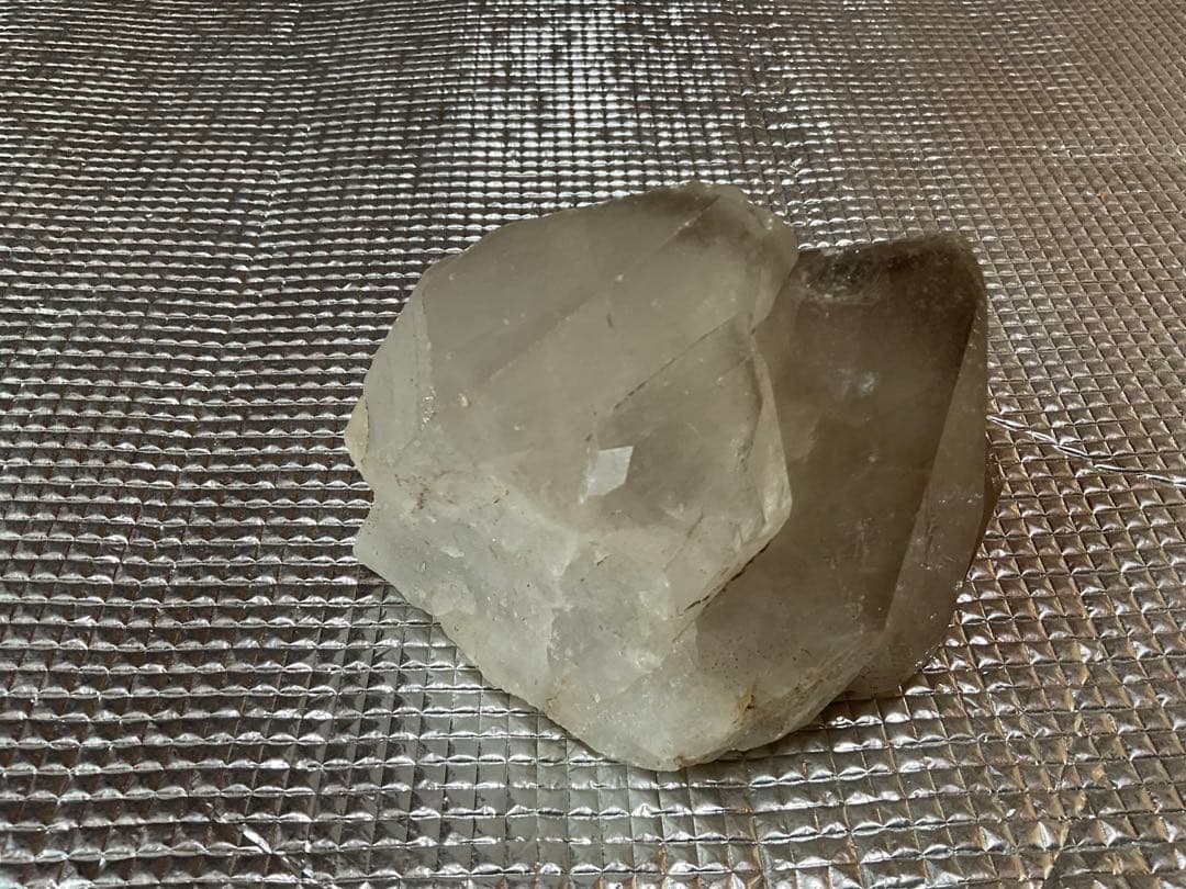 天然石／水晶。【茨城県産】重さ／1kg。【玄関先、居間のインテリアとして最適】。