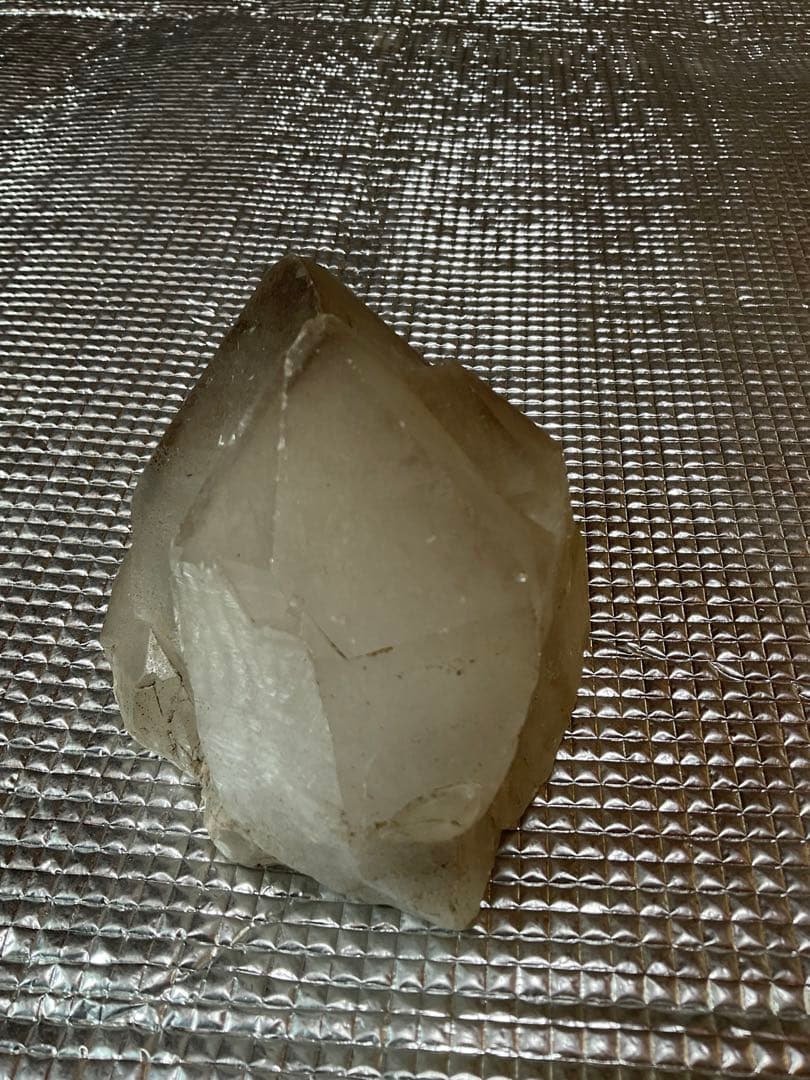 天然石／水晶。【茨城県産】重さ／1kg。【玄関先、居間のインテリアとして最適】。