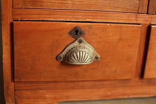 古い小ぶりな木枠のガラス戸棚　小引き出し5杯　食器棚　キャビネット　古家具古民家