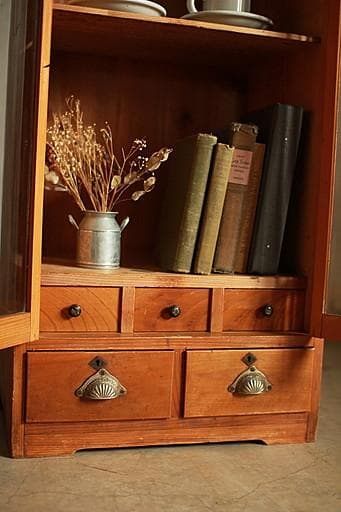 古い小ぶりな木枠のガラス戸棚　小引き出し5杯　食器棚　キャビネット　古家具古民家