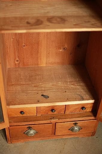 古い小ぶりな木枠のガラス戸棚　小引き出し5杯　食器棚　キャビネット　古家具古民家