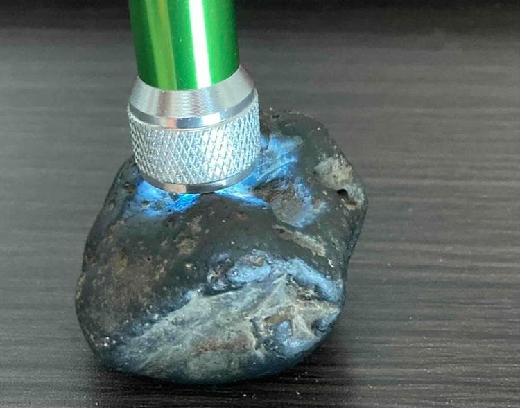 特価！！大型！地球外から飛来した磁気を帯びた神秘の隕石、宇宙の力を宿す石！