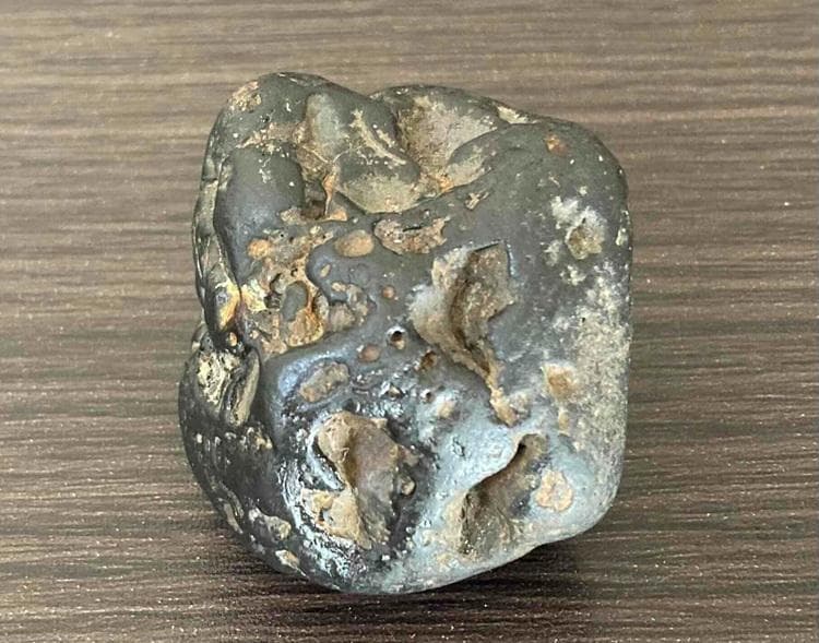 特価！！大型！地球外から飛来した磁気を帯びた神秘の隕石、宇宙の力を宿す石！