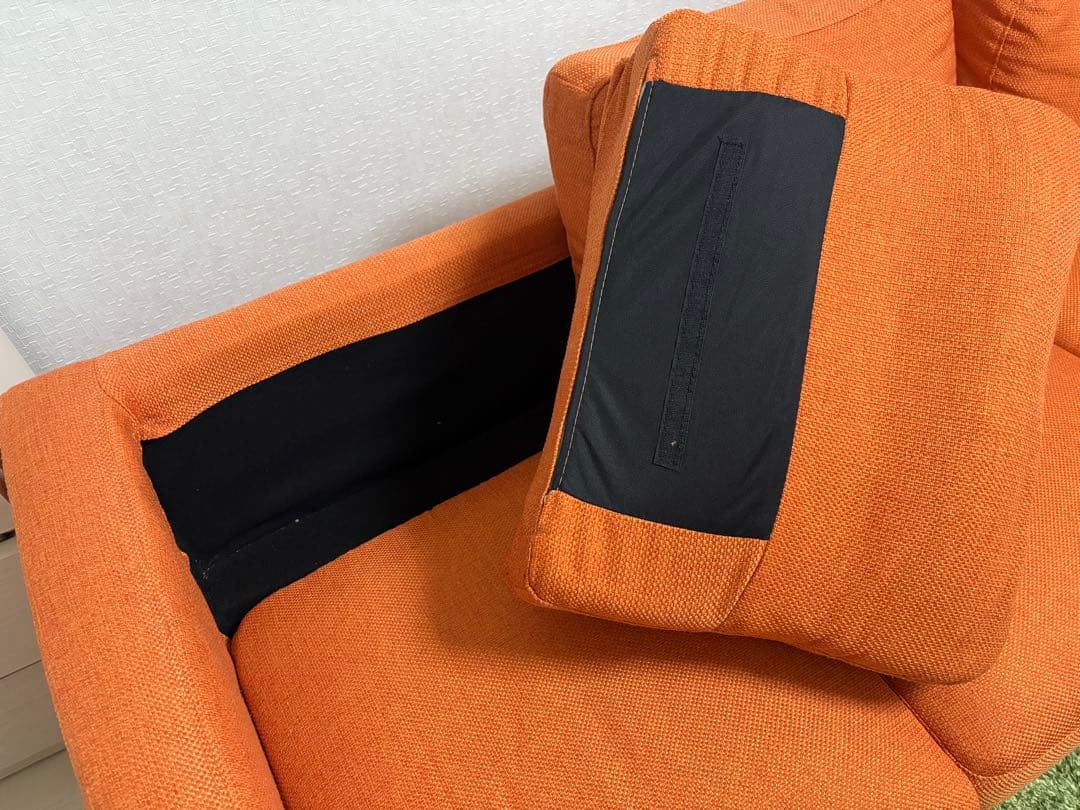 オレンジ色の3人掛けソファ