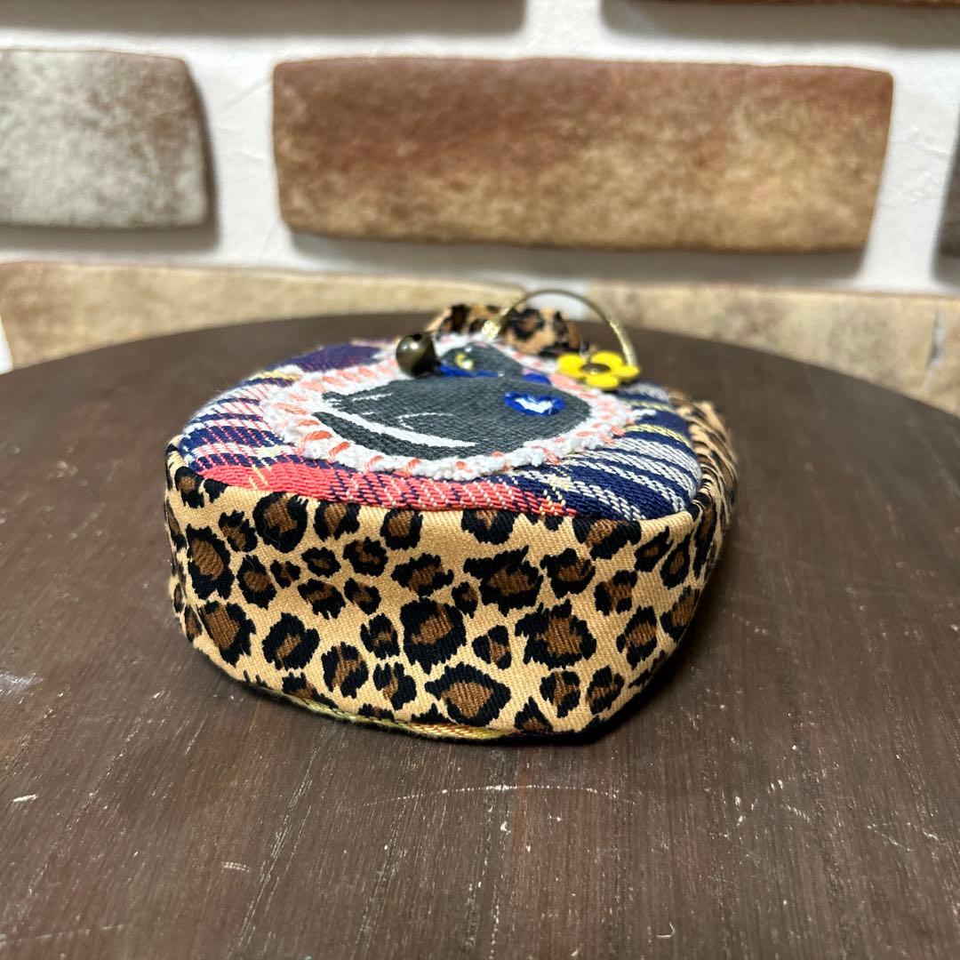ハンドメイド 猫 刺繍 ミニミニバッグ　ミニチュア 革チャーム 23-526