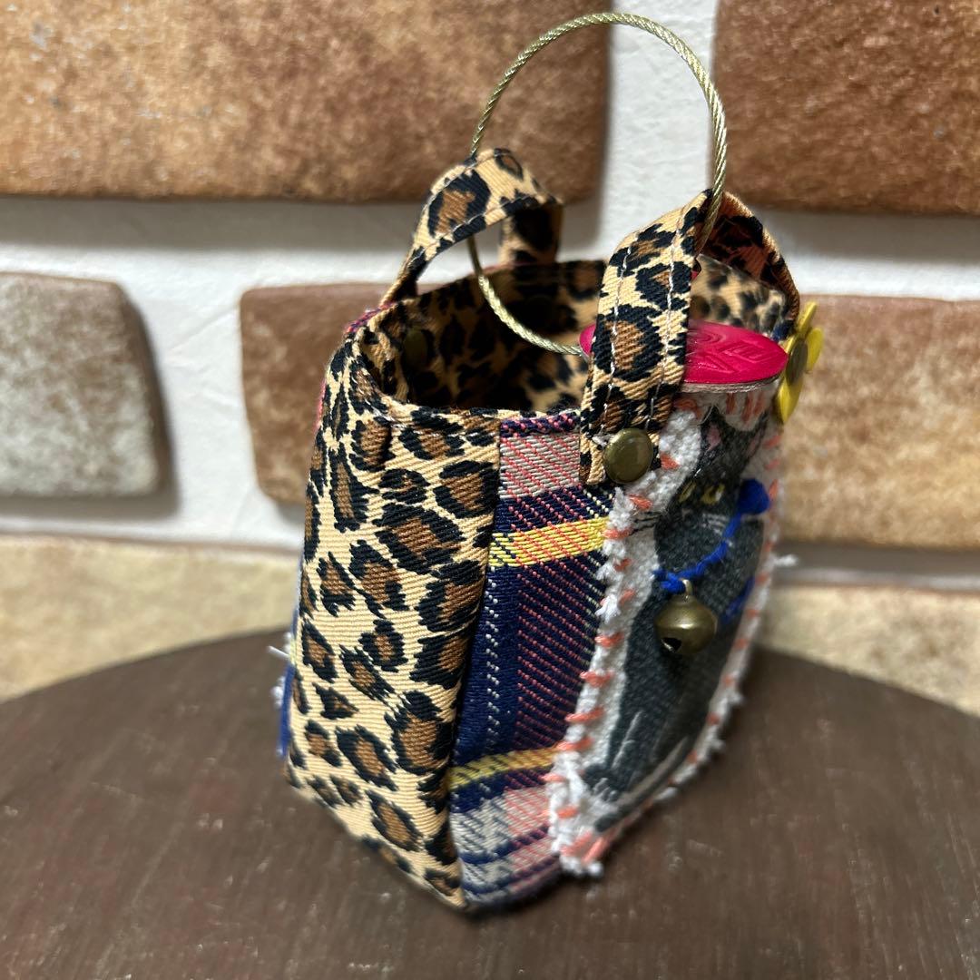ハンドメイド 猫 刺繍 ミニミニバッグ　ミニチュア 革チャーム 23-526