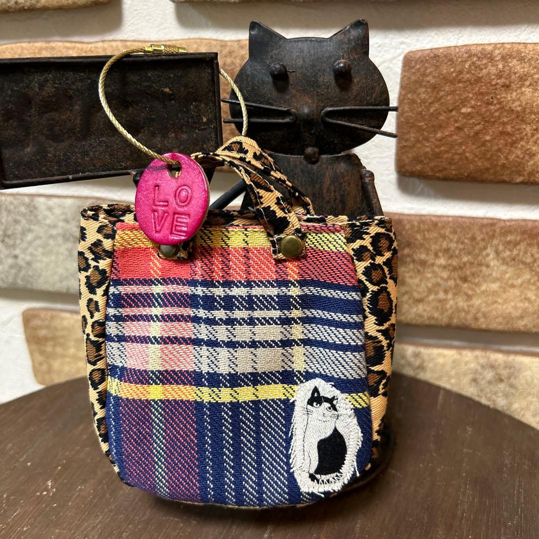 ハンドメイド 猫 刺繍 ミニミニバッグ　ミニチュア 革チャーム 23-526