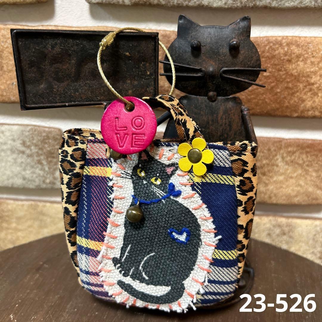 ハンドメイド 猫 刺繍 ミニミニバッグ　ミニチュア 革チャーム 23-526