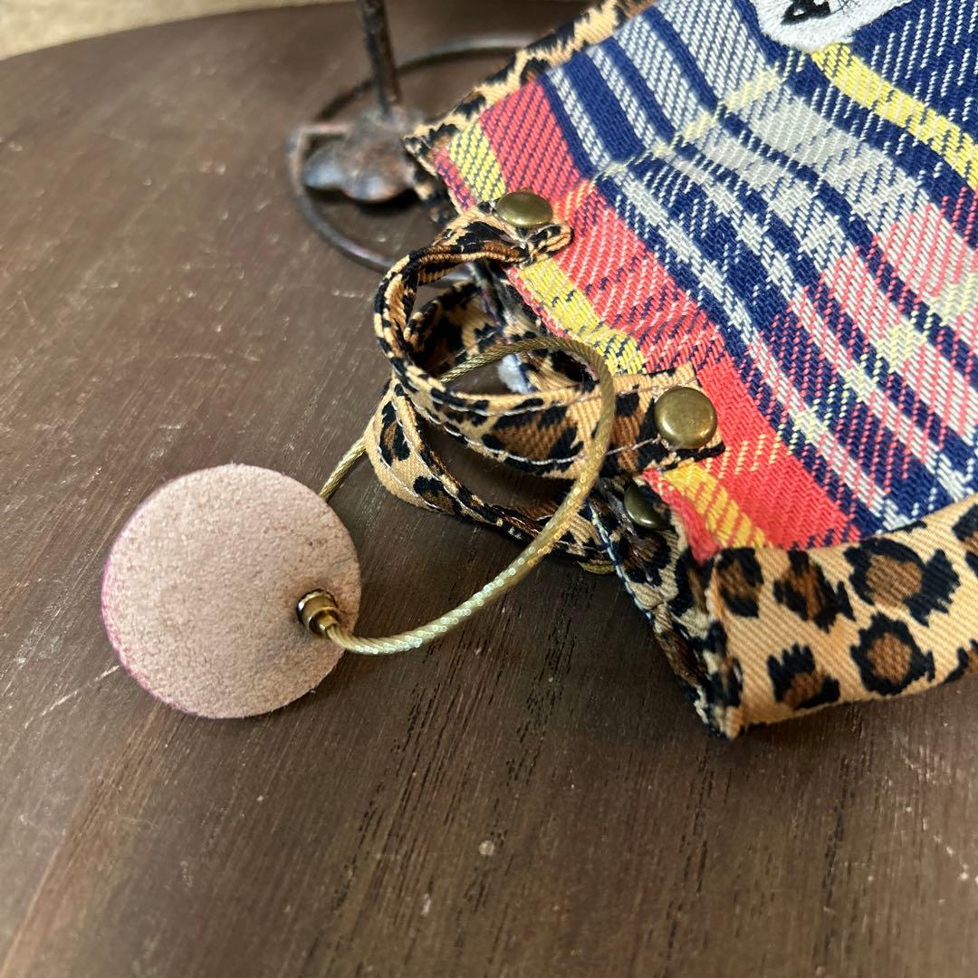ハンドメイド 猫 刺繍 ミニミニバッグ　ミニチュア 革チャーム 23-526