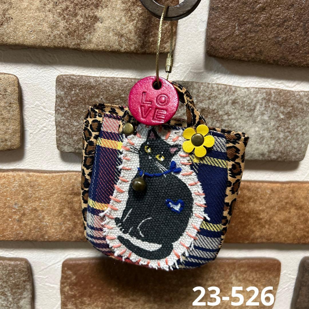 ハンドメイド 猫 刺繍 ミニミニバッグ　ミニチュア 革チャーム 23-526