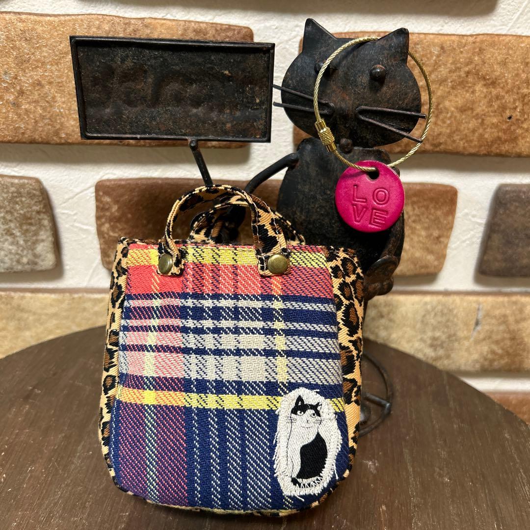 ハンドメイド 猫 刺繍 ミニミニバッグ　ミニチュア 革チャーム 23-526