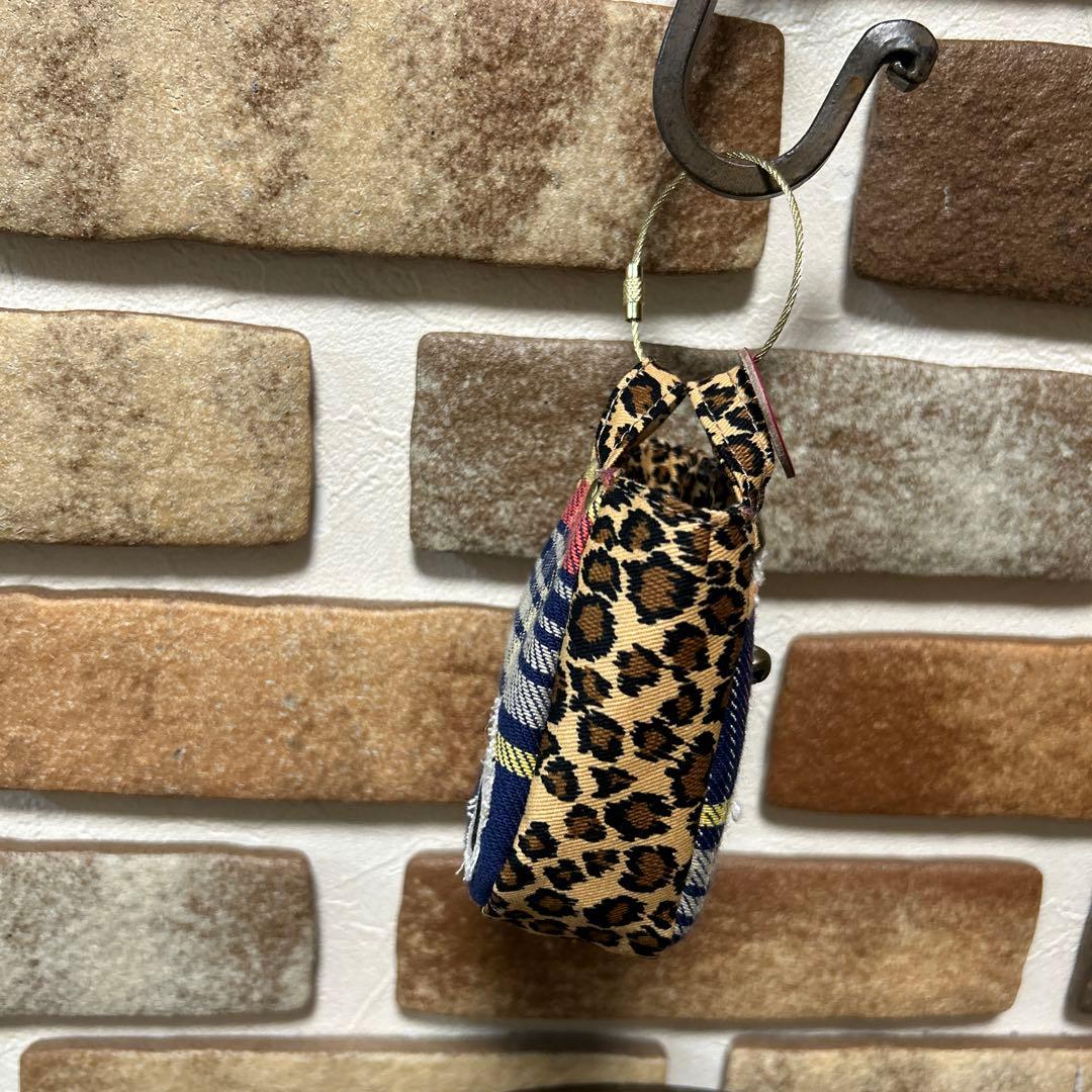 ハンドメイド 猫 刺繍 ミニミニバッグ　ミニチュア 革チャーム 23-526