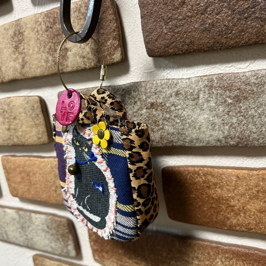 ハンドメイド 猫 刺繍 ミニミニバッグ　ミニチュア 革チャーム 23-526