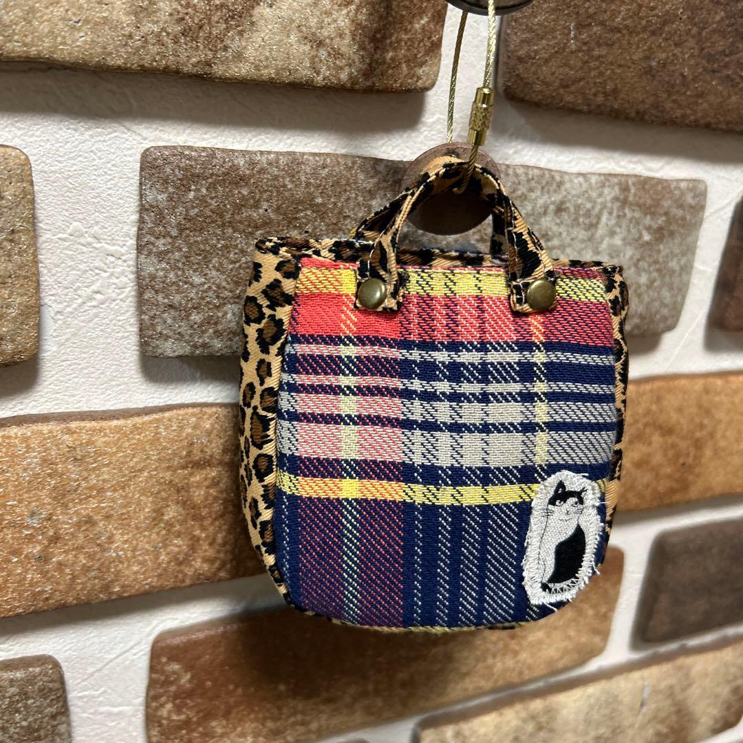 ハンドメイド 猫 刺繍 ミニミニバッグ　ミニチュア 革チャーム 23-526