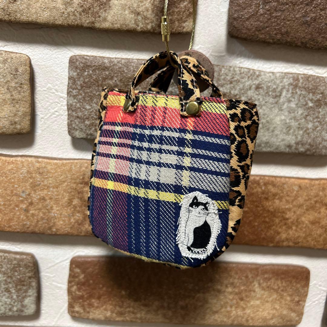 ハンドメイド 猫 刺繍 ミニミニバッグ　ミニチュア 革チャーム 23-526