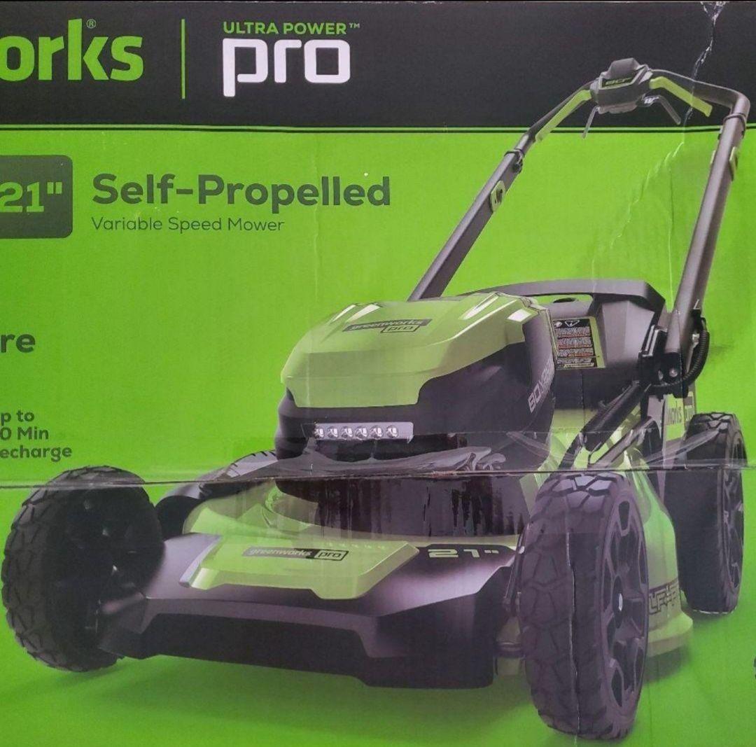 新品のパワフル80V充電自走式芝刈機、草刈りのお悩みスッキリ解消❗