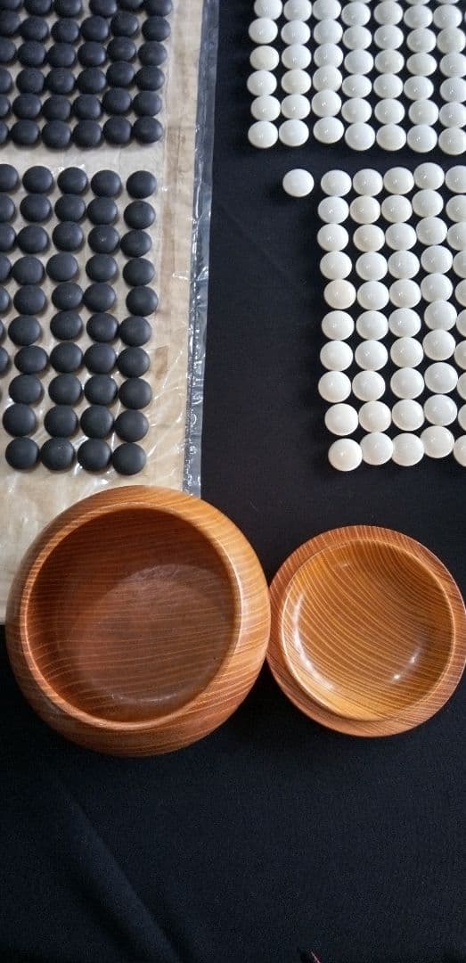 蛤白石 181個 、那智黒石、189個欅木製ボウル2個セット