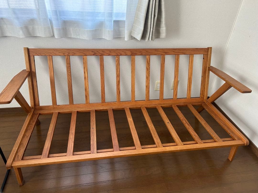 木製フレームの3人掛けコーデュロイソファ