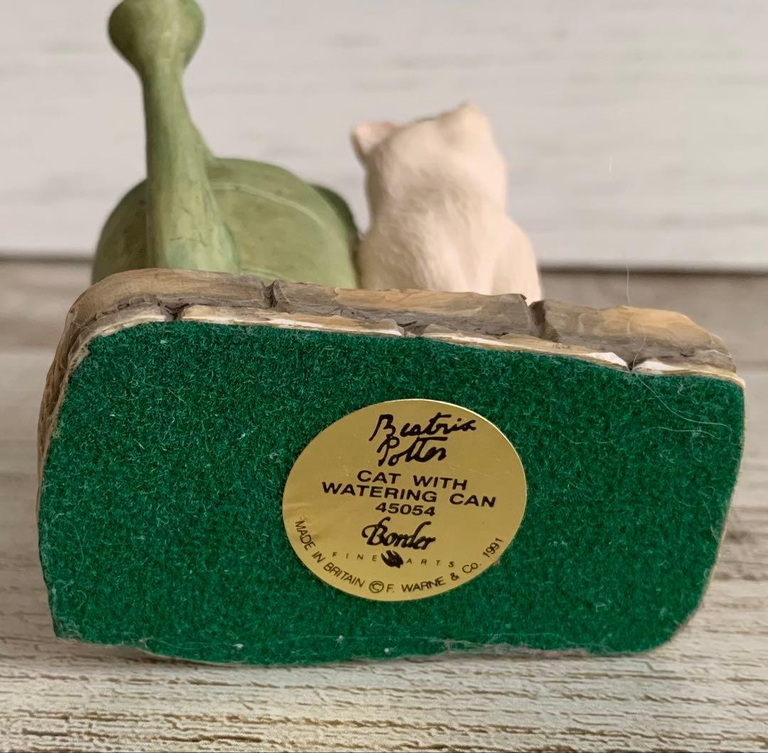 座っている白いねことじょうろ ピーターラビット ボーダーファインアーツ 置物